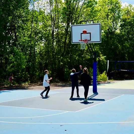 🏀 Students from Grades 5-7 enjoying the basketball court at Zlatarski International School of Sofia. #zlatarski #zlatarskischool #zlatarskiinternational #zlatarskiinternationalschool #sofia #bulgaria #basketball #sport #ibworldschool #cambridgelearners #internationalschoolofsofia